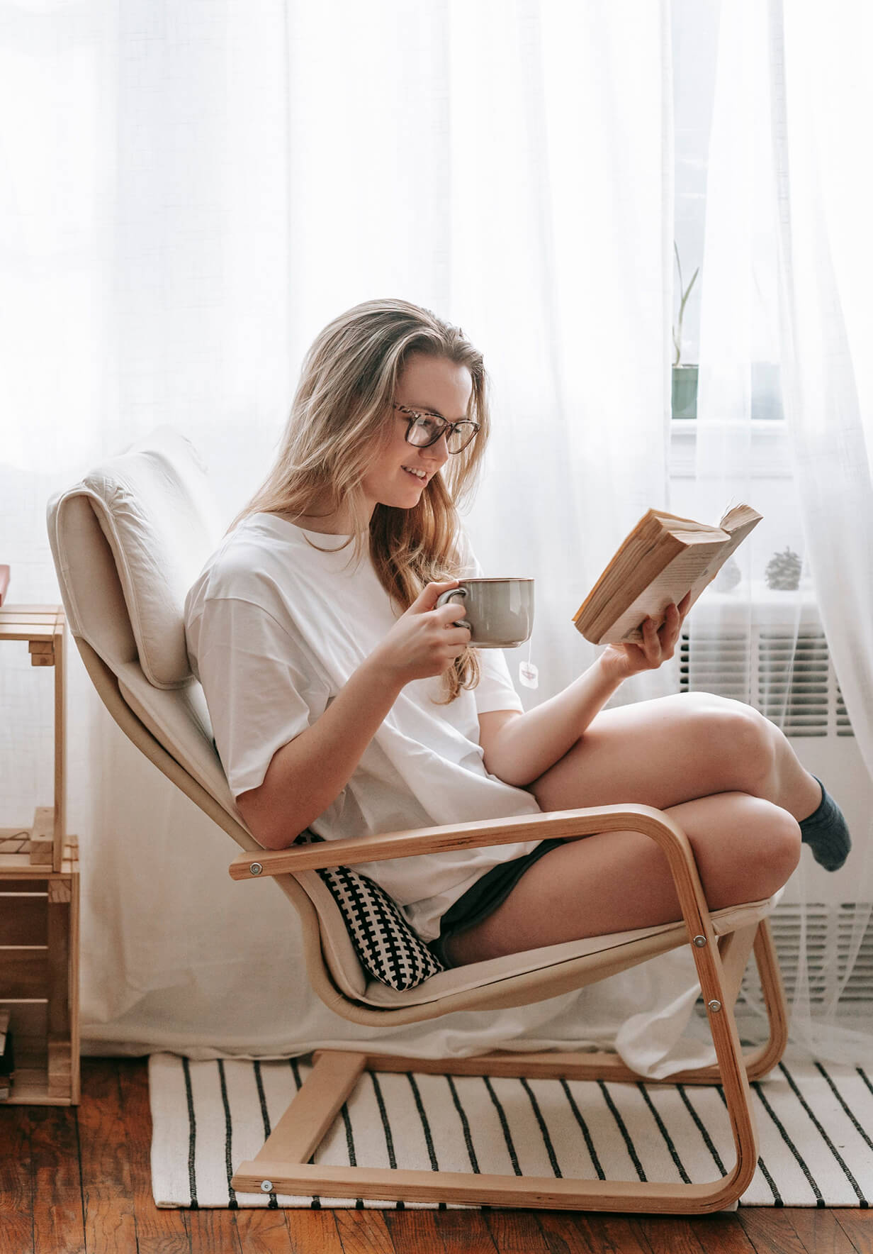 woman drinking coffee and reading